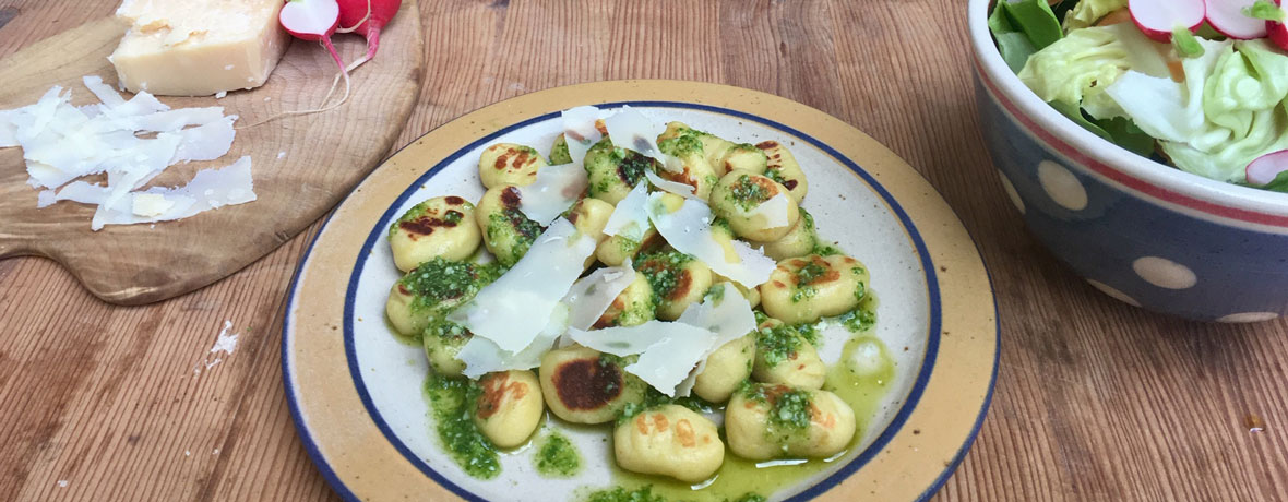 Gnocchi mit Radieschen‐Pesto und buntem Salat
