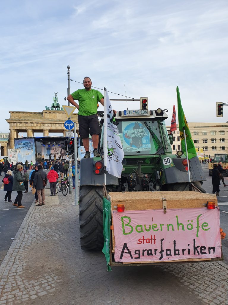 Mann auf Traktor vor Brandenburger Tor
