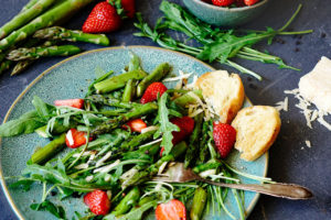 Erdbeer-Spargel-Salat mit Rucola