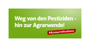 Schriftzüge "Weg von den Pestiziden - hin zur Agrarwende!" und "#ackergifteneindanke"